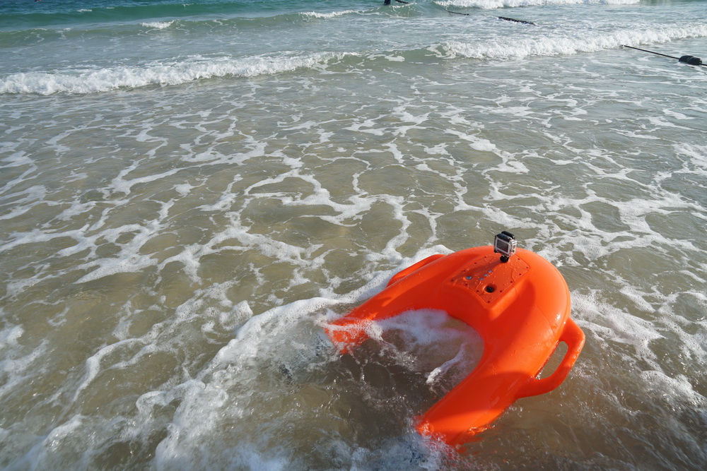 Remote-controlled water lifesaver, remote-controlled lifebuoy, remote-controlled water lifesaving robot, water rescue robot, U-shaped electric lifebuoy