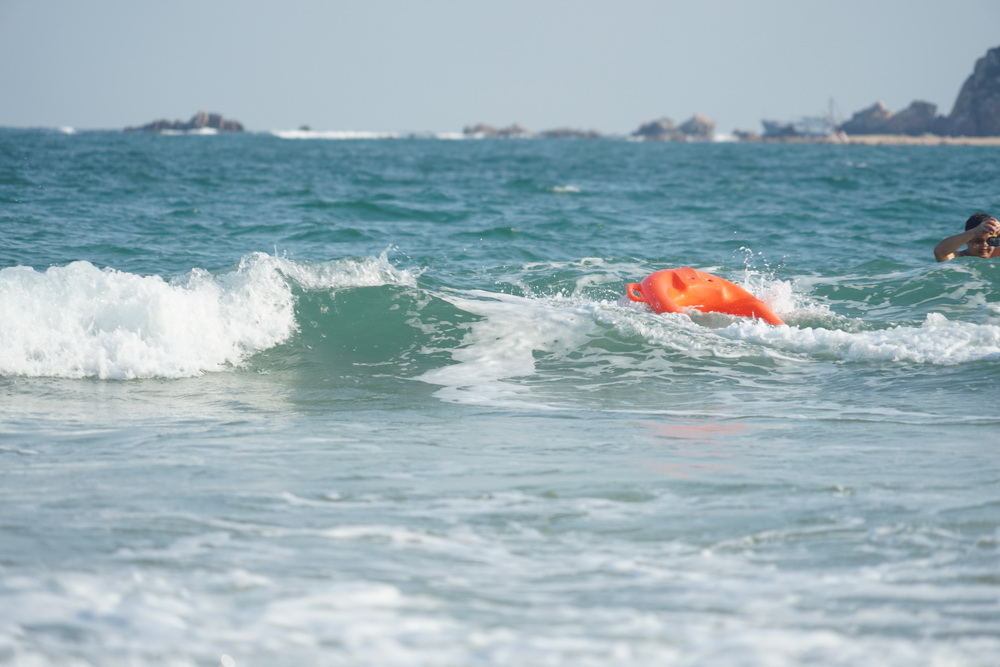 Remote-controlled water lifesaver, remote-controlled lifebuoy, remote-controlled water lifesaving robot, water rescue robot, U-shaped electric lifebuoy