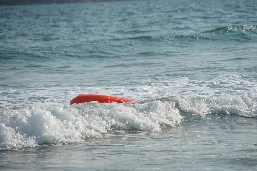 Remote-controlled water lifesaver, remote-controlled lifebuoy, remote-controlled water lifesaving robot, water rescue robot, U-shaped electric lifebuoy
