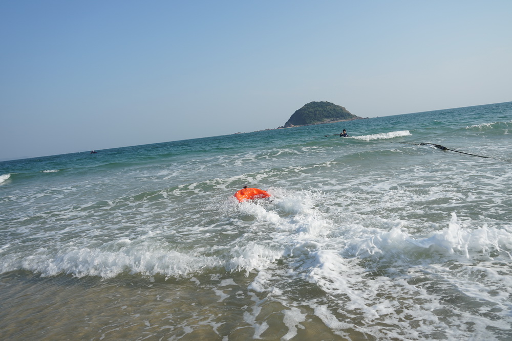 Remote-controlled water lifesaver, remote-controlled lifebuoy, remote-controlled water lifesaving robot, water rescue robot, U-shaped electric lifebuoy