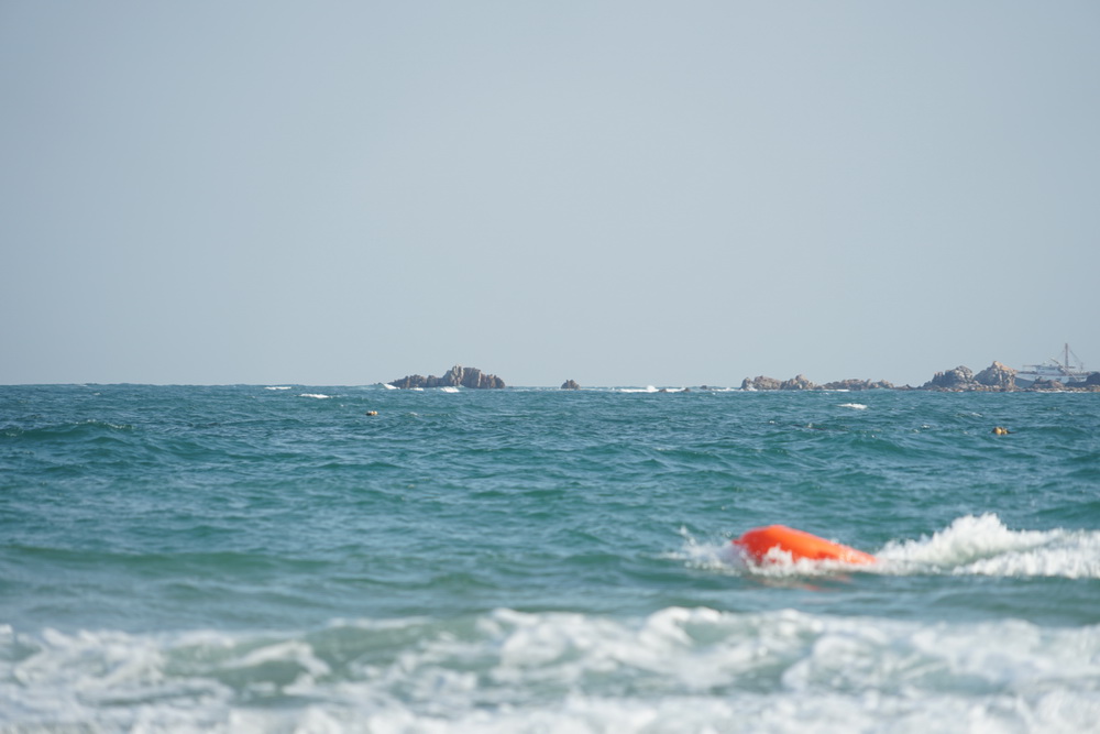 Remote-controlled water lifesaver, remote-controlled lifebuoy, remote-controlled water lifesaving robot, water rescue robot, U-shaped electric lifebuoy
