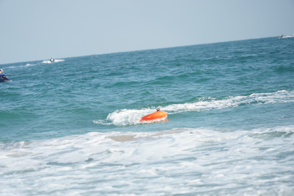 Remote-controlled water lifesaver, remote-controlled lifebuoy, remote-controlled water lifesaving robot, water rescue robot, U-shaped electric lifebuoy