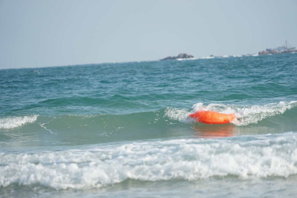 Remote-controlled water lifesaver, remote-controlled lifebuoy, remote-controlled water lifesaving robot, water rescue robot, U-shaped electric lifebuoy