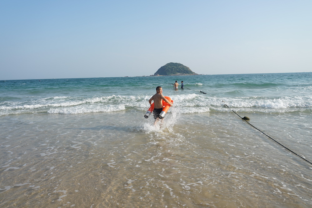 Remote-controlled water lifesaver, remote-controlled lifebuoy, remote-controlled water lifesaving robot, water rescue robot, U-shaped electric lifebuoy