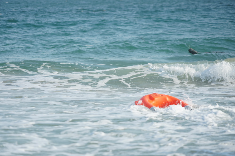 Remote-controlled water lifesaver, remote-controlled lifebuoy, remote-controlled water lifesaving robot, water rescue robot, U-shaped electric lifebuoy