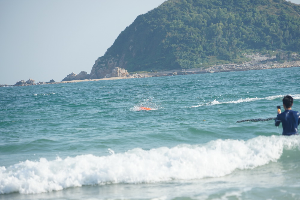 Remote-controlled water lifesaver, remote-controlled lifebuoy, remote-controlled water lifesaving robot, water rescue robot, U-shaped electric lifebuoy