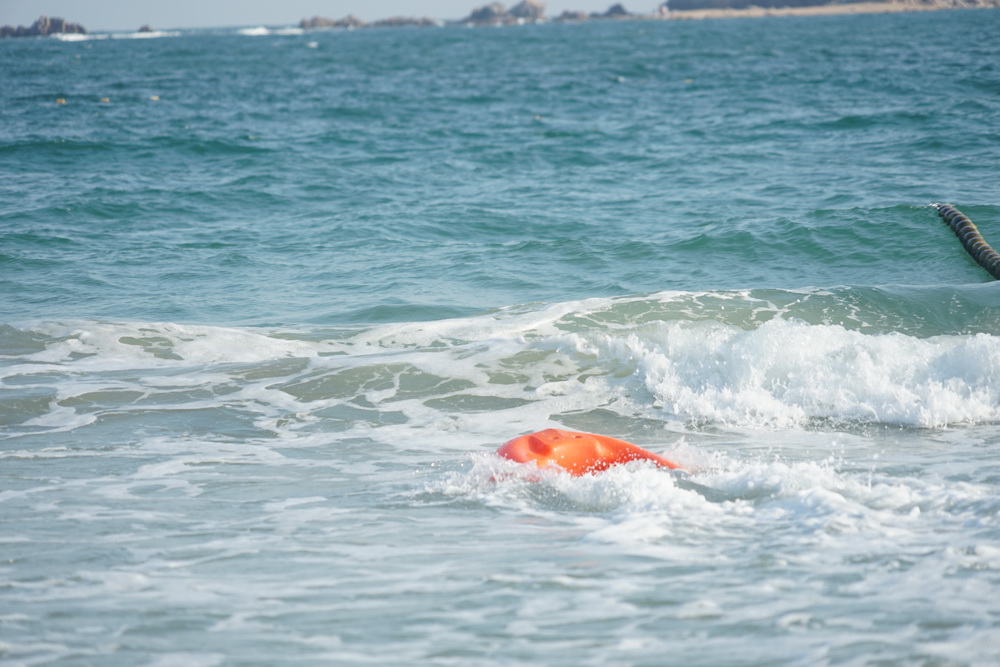 Remote-controlled water lifesaver, remote-controlled lifebuoy, remote-controlled water lifesaving robot, water rescue robot, U-shaped electric lifebuoy