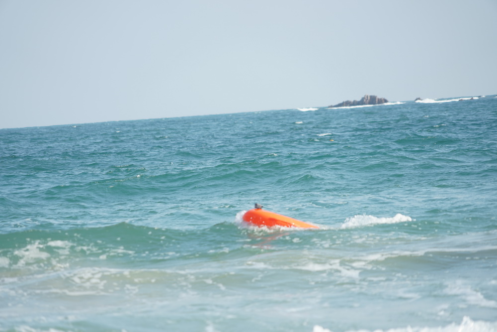 Remote-controlled water lifesaver, remote-controlled lifebuoy, remote-controlled water lifesaving robot, water rescue robot, U-shaped electric lifebuoy