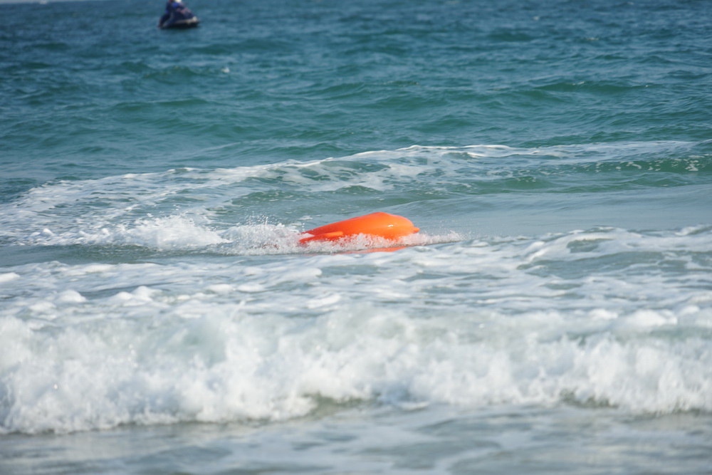 Remote-controlled water lifesaver, remote-controlled lifebuoy, remote-controlled water lifesaving robot, water rescue robot, U-shaped electric lifebuoy