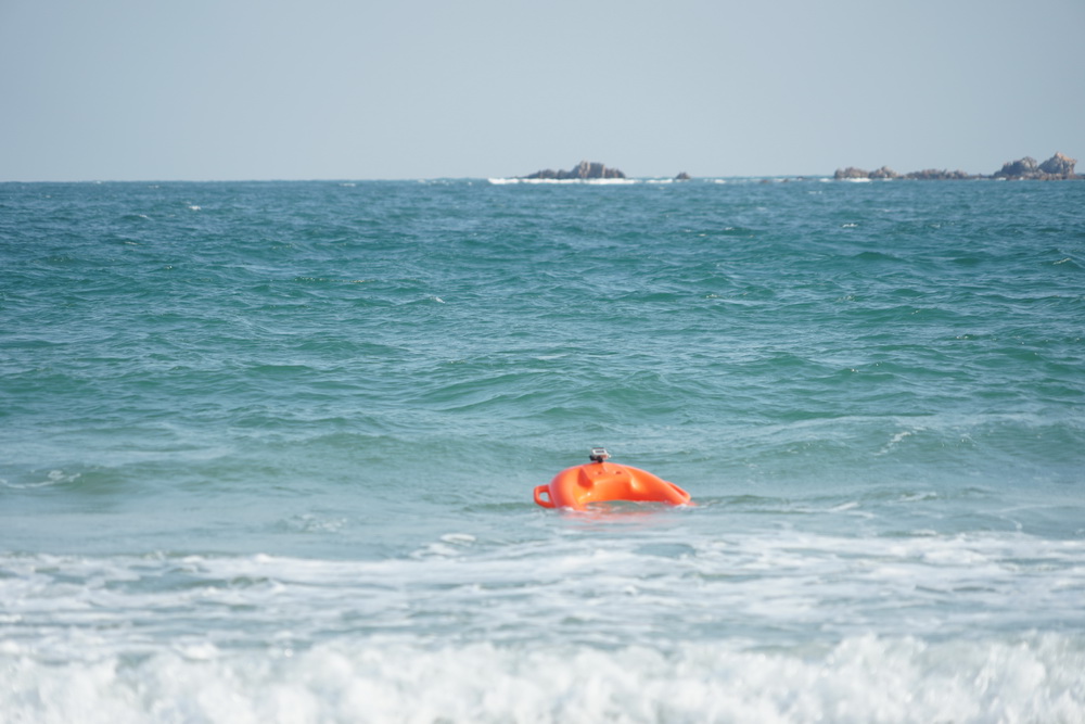 Remote-controlled water lifesaver, remote-controlled lifebuoy, remote-controlled water lifesaving robot, water rescue robot, U-shaped electric lifebuoy