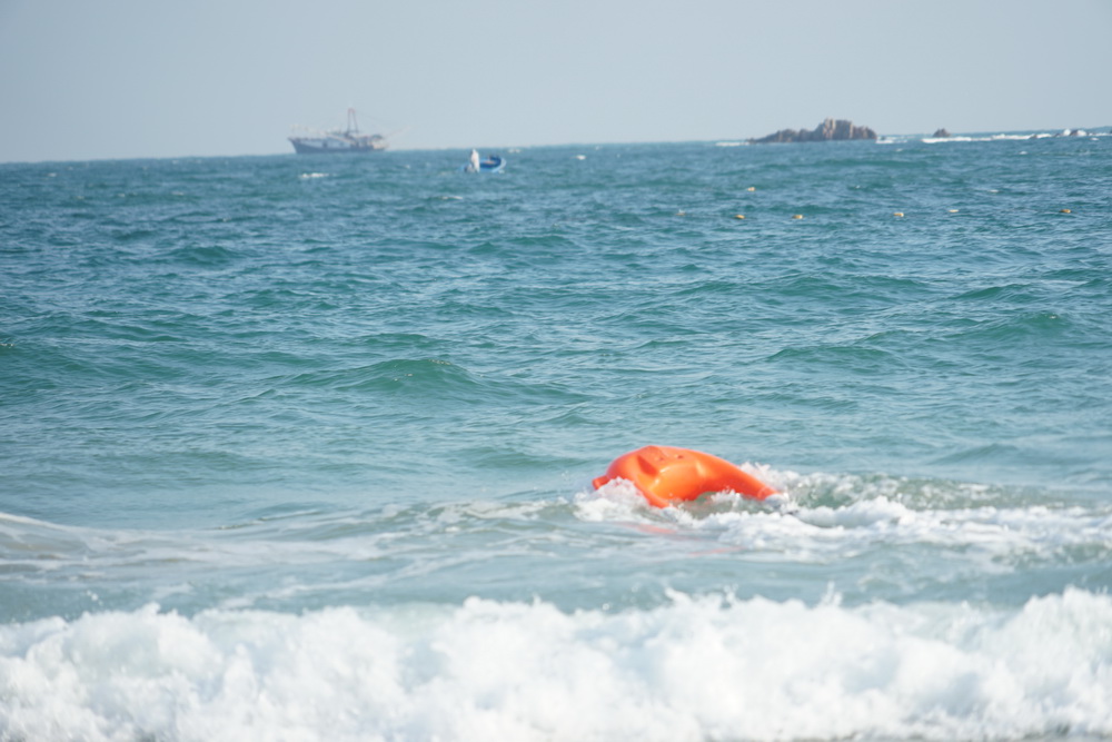 Remote-controlled water lifesaver, remote-controlled lifebuoy, remote-controlled water lifesaving robot, water rescue robot, U-shaped electric lifebuoy