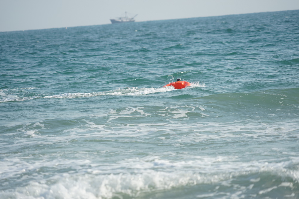 Remote-controlled water lifesaver, remote-controlled lifebuoy, remote-controlled water lifesaving robot, water rescue robot, U-shaped electric lifebuoy