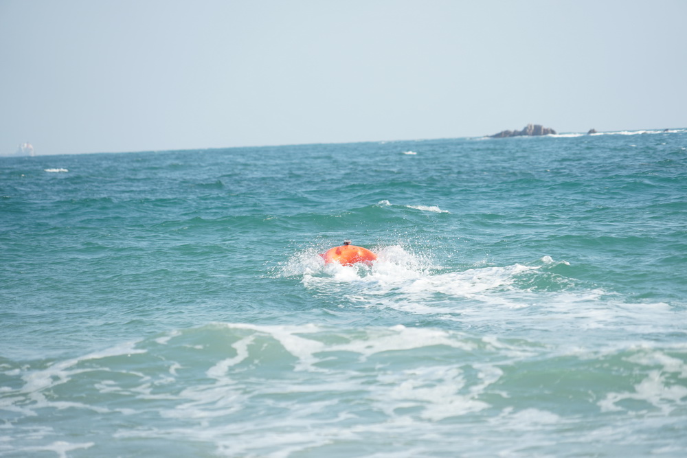 Remote-controlled water lifesaver, remote-controlled lifebuoy, remote-controlled water lifesaving robot, water rescue robot, U-shaped electric lifebuoy