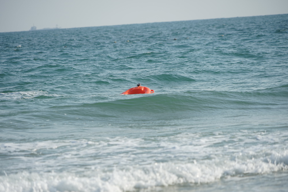 Remote-controlled water lifesaver, remote-controlled lifebuoy, remote-controlled water lifesaving robot, water rescue robot, U-shaped electric lifebuoy